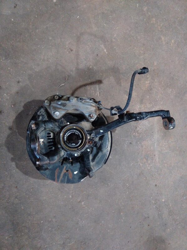 2012 TOYOTA HILUX LEFT FRONT HUB ASSEMBLY