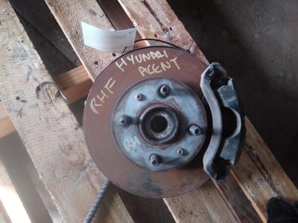 2000 HYUNDAI ACCENT RIGHT FRONT HUB ASSEMBLY