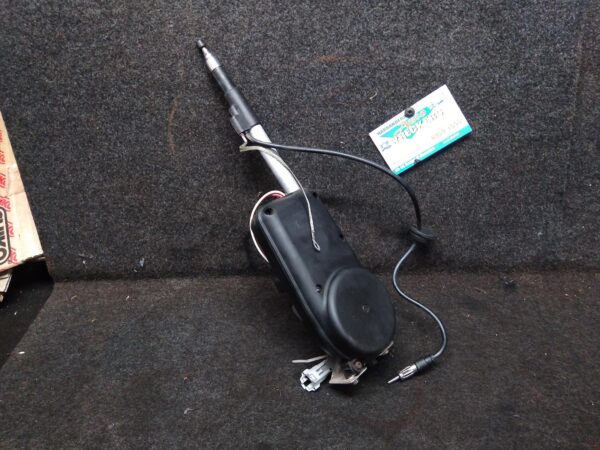2005 HOLDEN COMMODORE ANTENNA