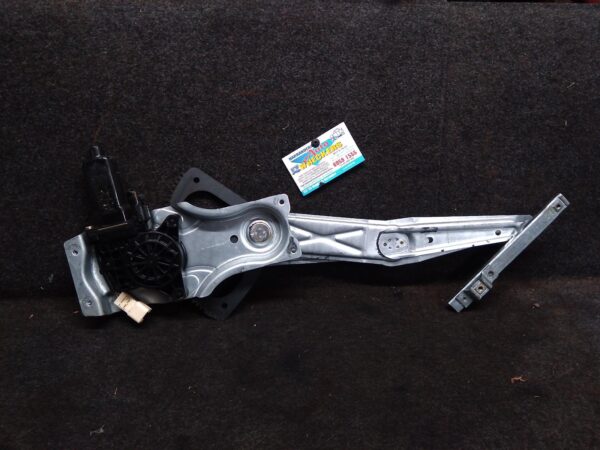2005 HOLDEN COMMODORE RIGHT FRONT WINDOW REG/MOTOR