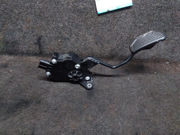 2013 TOYOTA RAV4 PEDAL ASSEMBLY