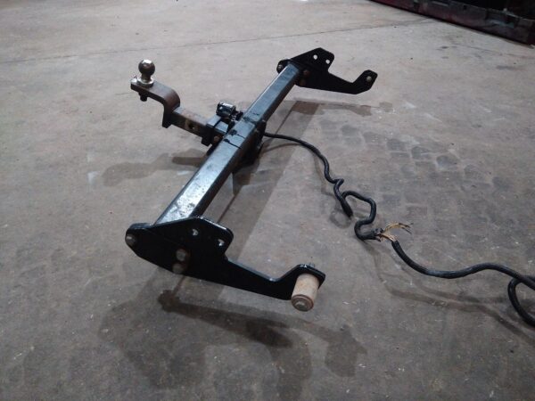 2014 TOYOTA HILUX TOWBAR