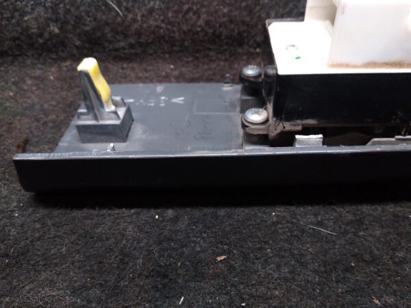 2012 TOYOTA HILUX PWR DR WIND SWITCH
