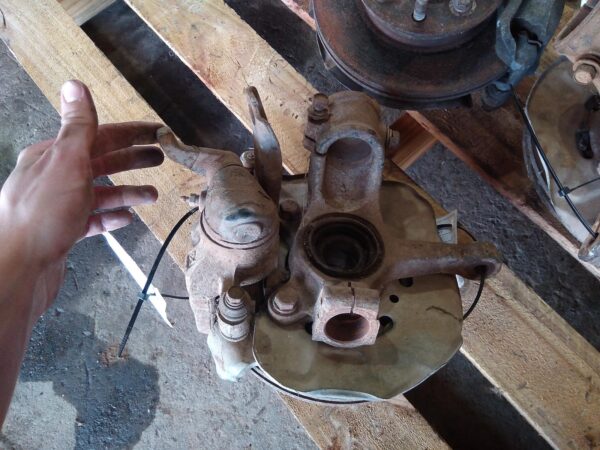 1990 SUBARU BRUMBY LEFT FRONT HUB ASSEMBLY