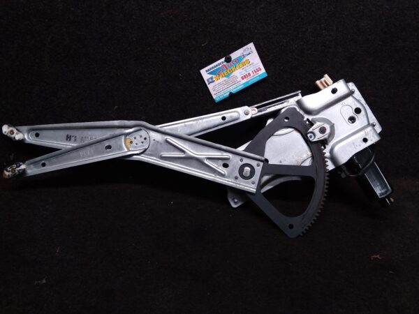 2005 HOLDEN COMMODORE LEFT FRONT WINDOW REG/MOTOR